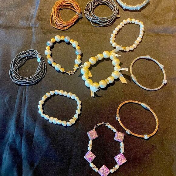 11 beautiful pearl theme bracelets - Picture 1 of 14